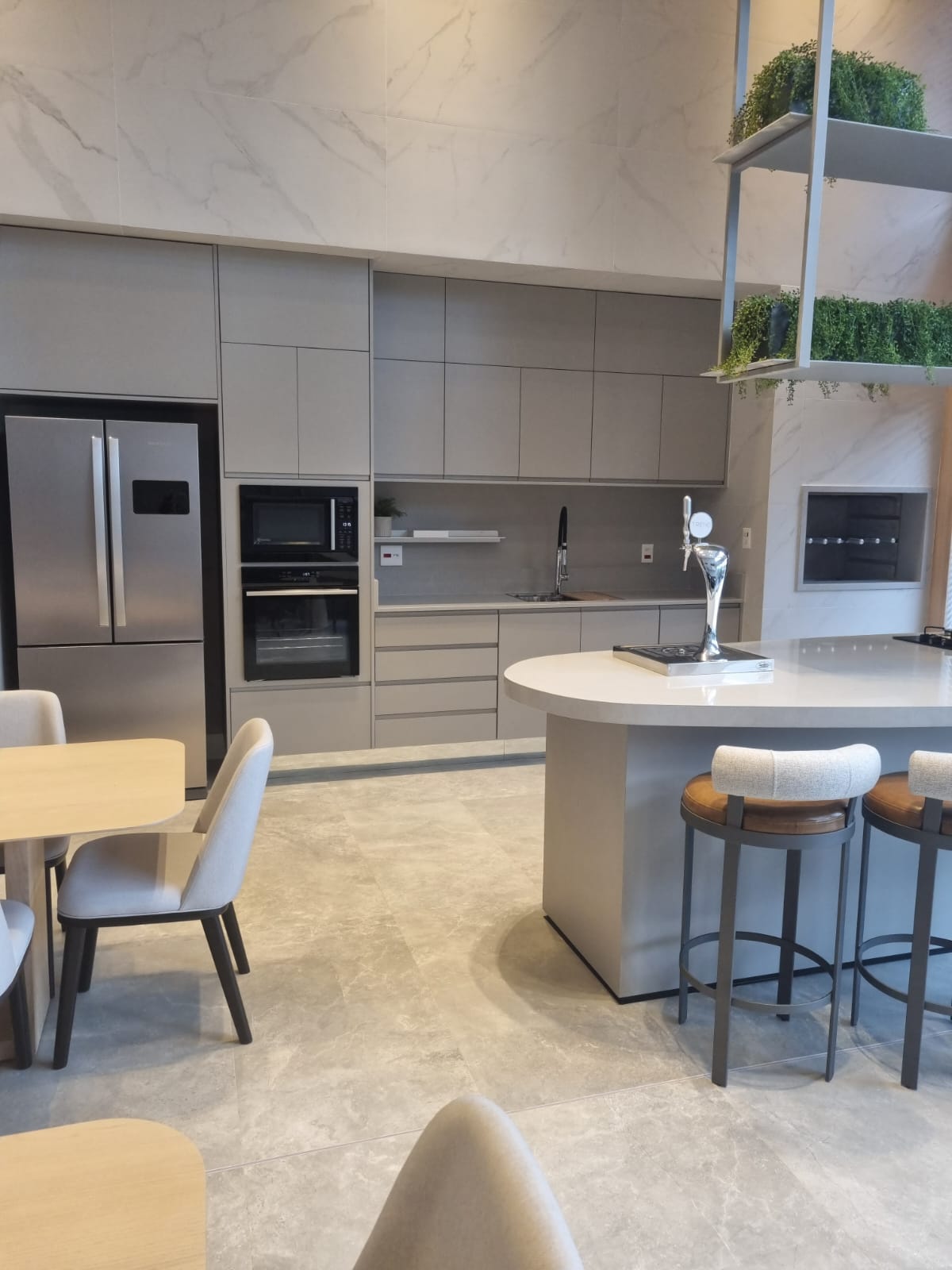 Cozinha cinza com ilha em mármore
