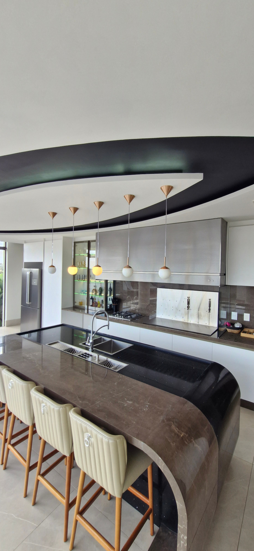 Cozinha com ilha em mármore curvado