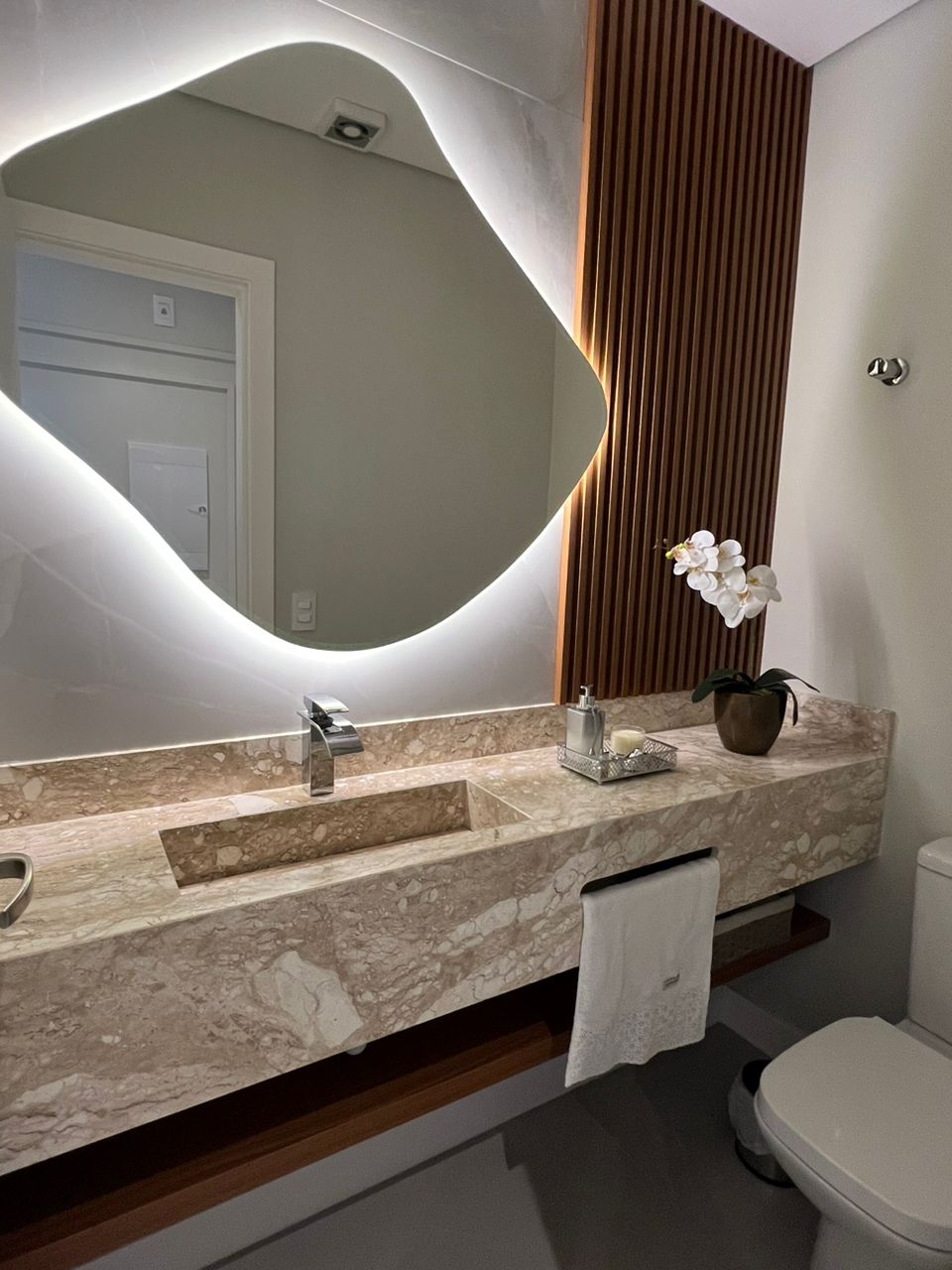 Lavabo com bancada em mármore