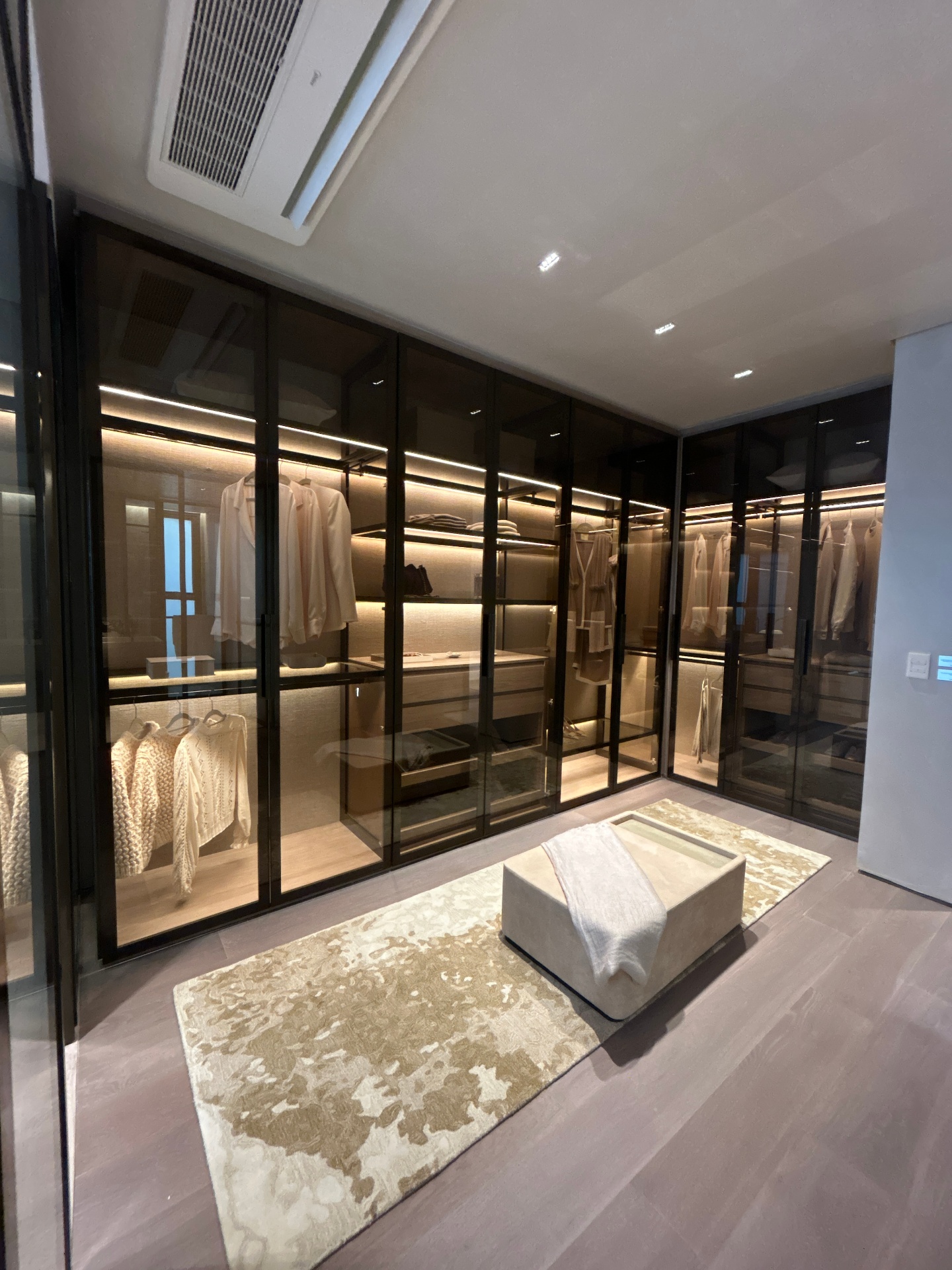 Closet com portas em vidro fumê
